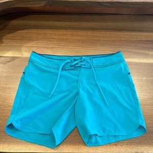 Women’s Aqua Carve designs board shorts size 2